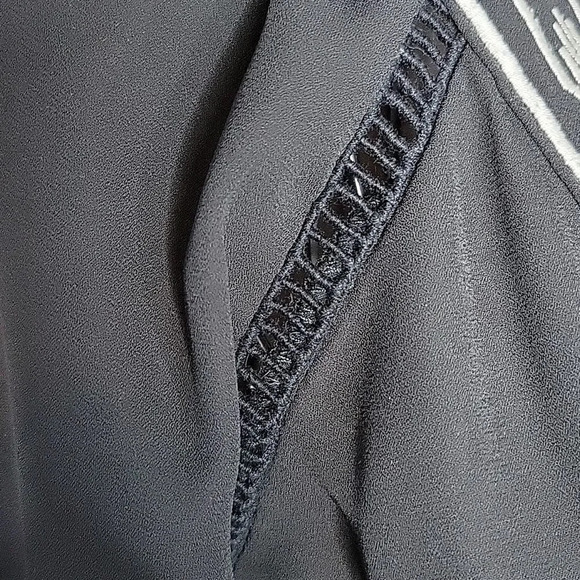 XOXO Black and‎ White Aztec Embroidered Peasant Blouse Medium - Picture 6 of 10